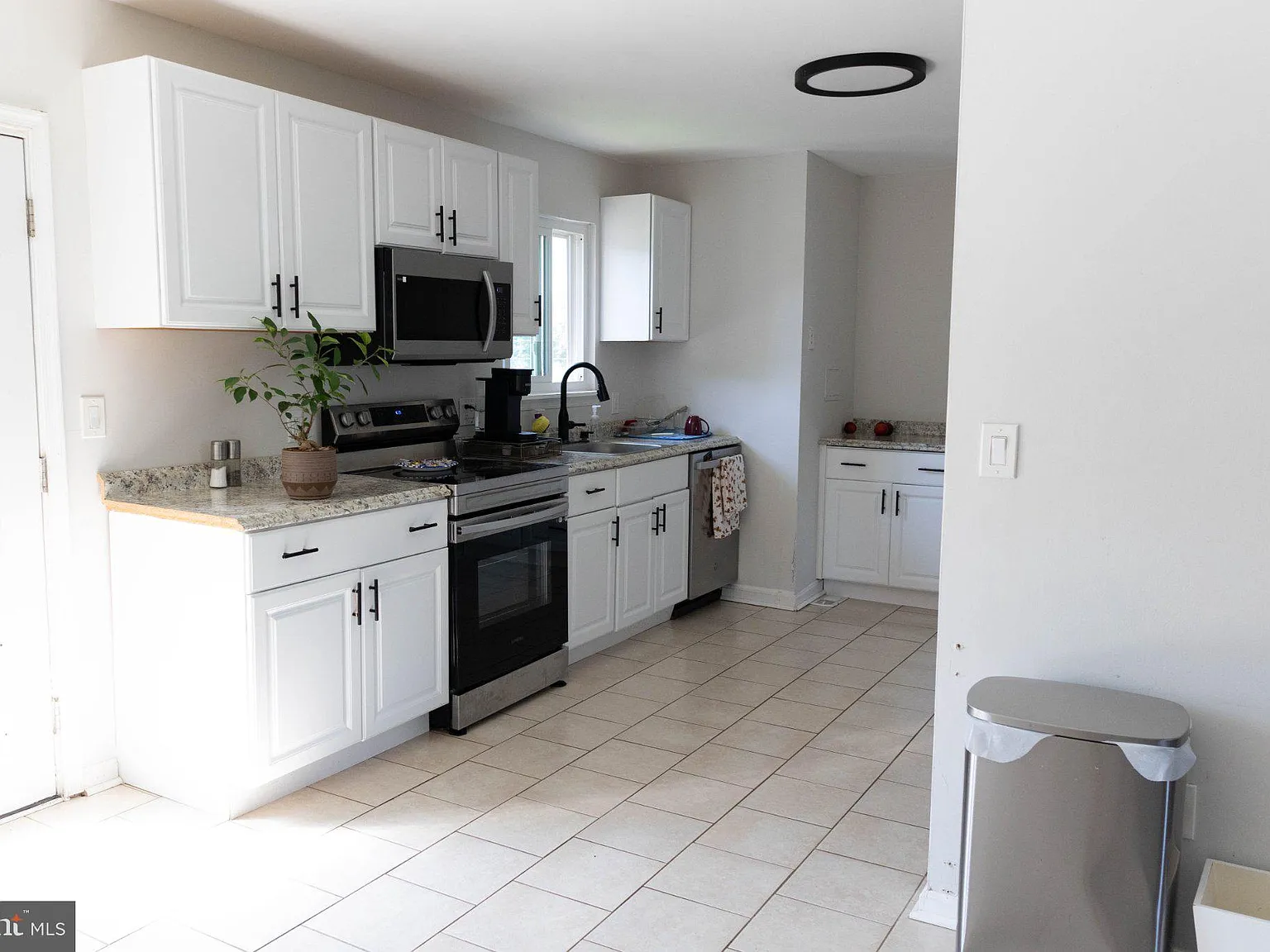 3 bed, 2.5 bath, 1936 sqft, $3,100 — Photo 3