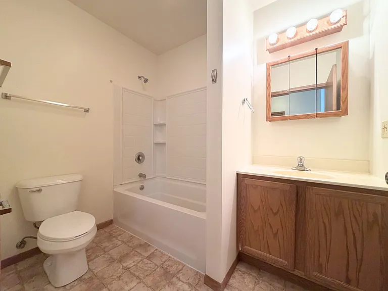 118-126 Oak St #104 — Photo 8