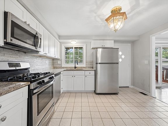 4th image of 606 Bahama Ct