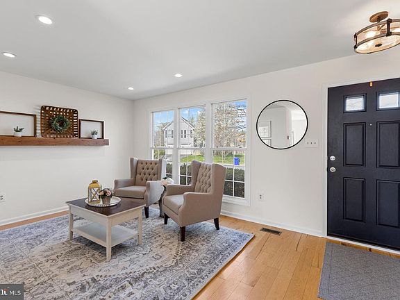 3rd image of 211 Silverstone Dr