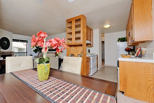 Dining area & kitchen
