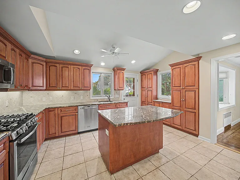 34 Esmond Pl — Photo 5