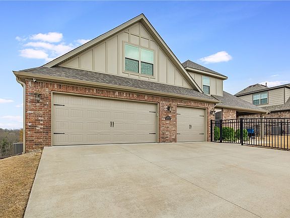 4th image of 3105 NE Doyle Dr