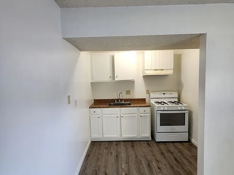411 N Bush St — Photo 8