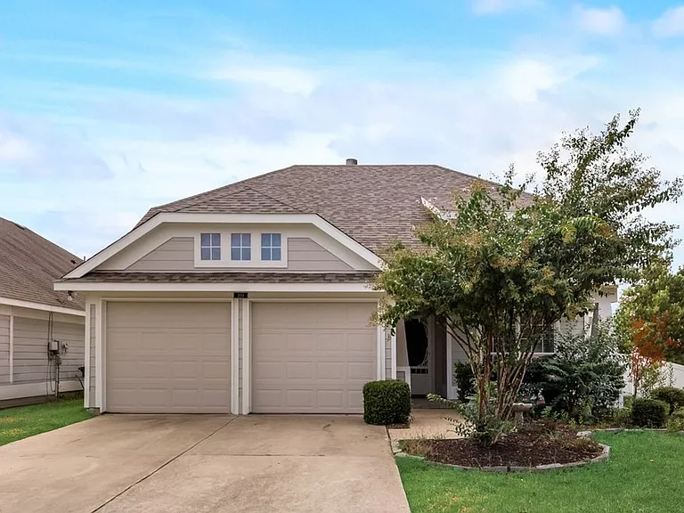 300 Creekside Dr — Photo 1
