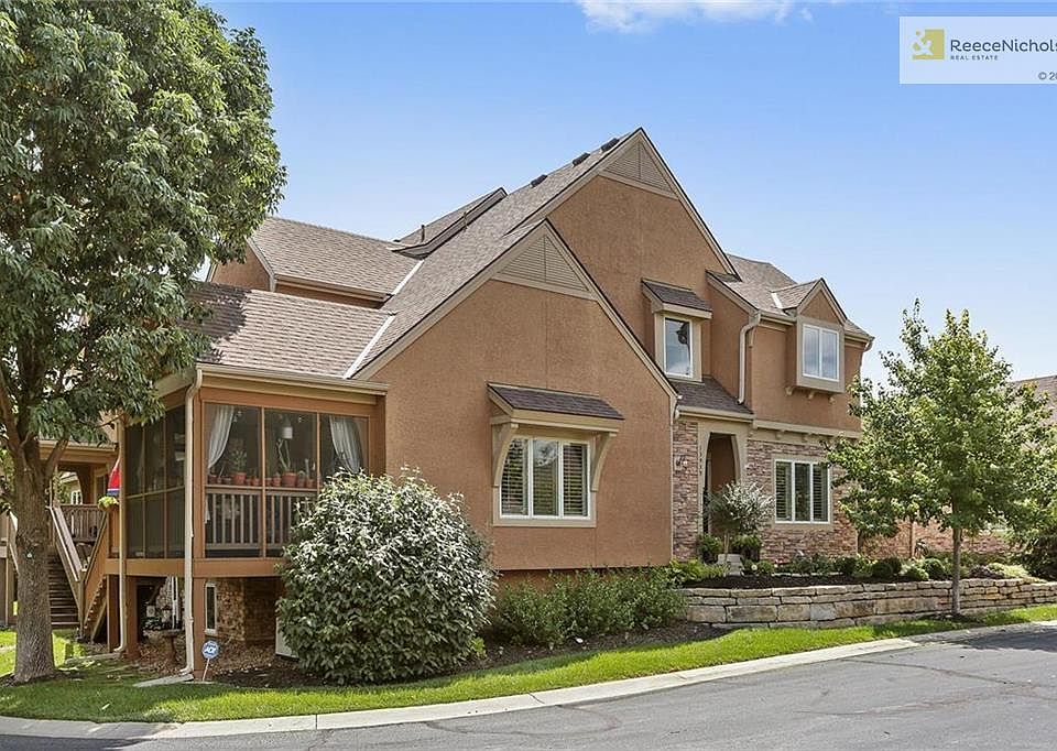 Being on the West end, provides tons of natural light and places the town home comfortably away from Pflumm.
