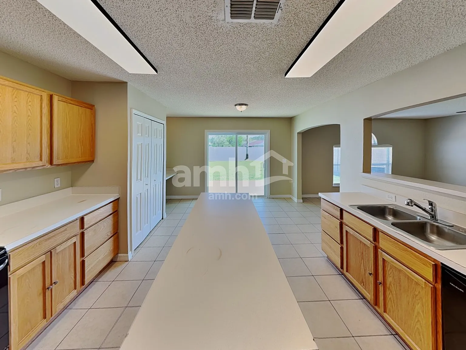 4 bed, 2.5 bath, 1927 sqft, $2,020 — Photo 4