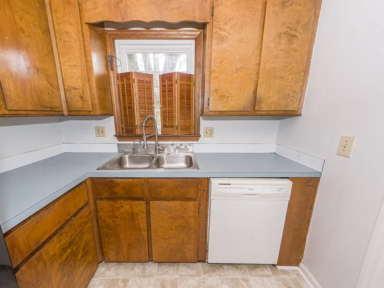305 Chessington Cir — Photo 5