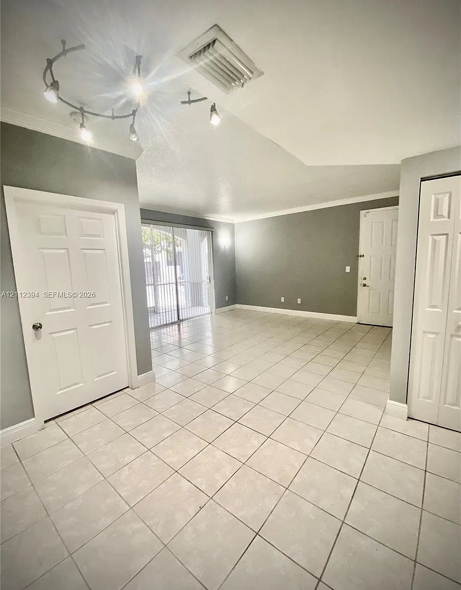 Villas De Tuscany Condo — Photo 2