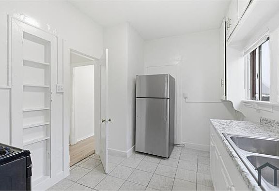 4th image of 1524 E 52nd St #1526