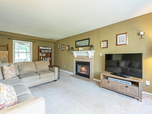 3rd image of 46 Foxberry Dr