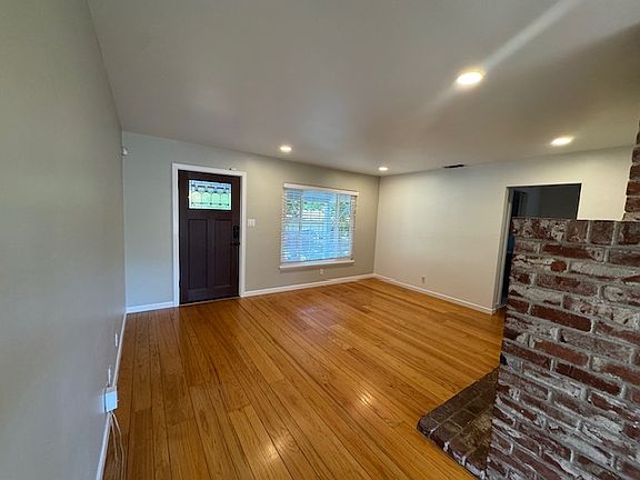 3rd image of 3705 Thornwood Dr