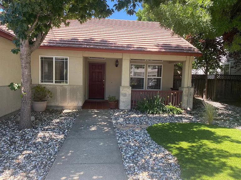 490 Briarwood Dr — Photo 41