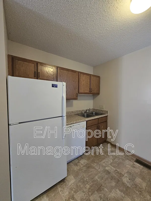 2 bed, 1.0 bath, $590 — Photo 4