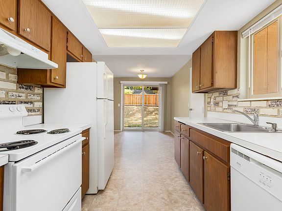 3rd image of 10204 162nd Ave NE