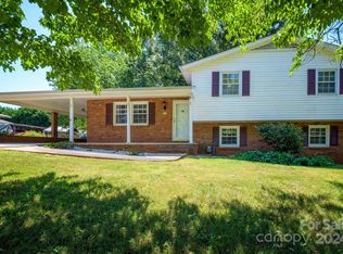 1933 Colonial Ln, Hickory, NC 28601