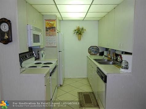 3rd image of 1071 Newport Dr #Q