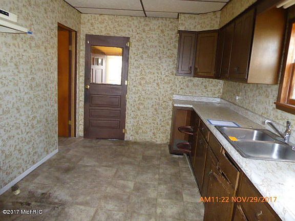 4th image of 106 E Railroad St