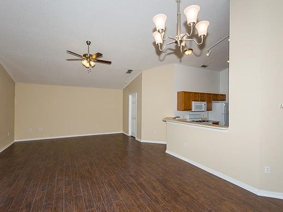 4th image of 755 Prince Charles Dr