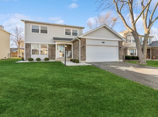 914 Debra Ln, Elk Grove Village, IL 60007