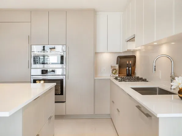 128 W 15th St #402, North Vancouver, BC V7M 1R5