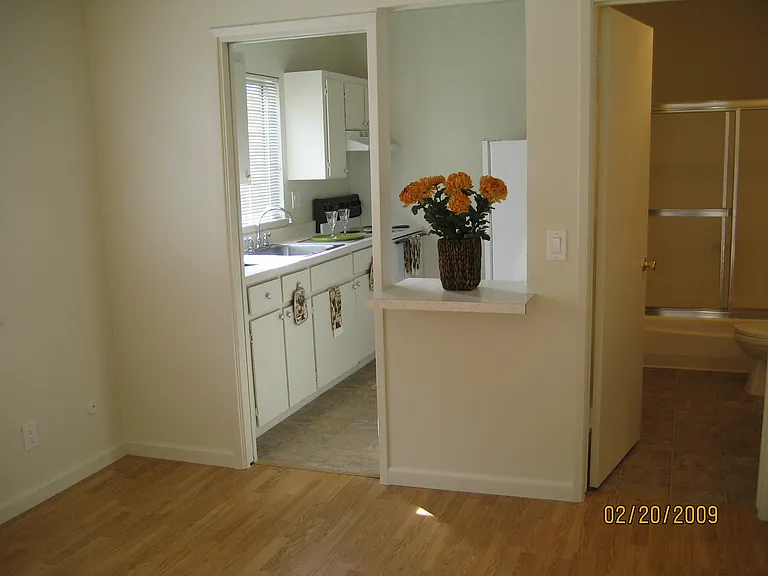 Colonial House Apartments — Photo 11