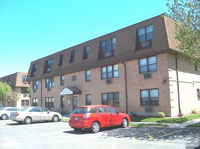 2nd image of 33 N End Dr