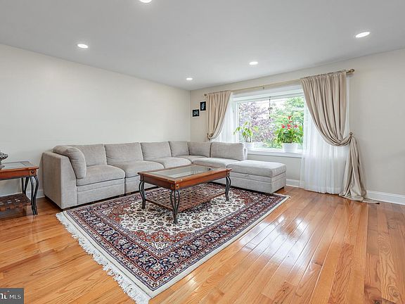 3rd image of 42 Regent Rd