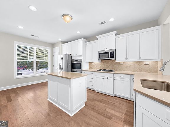 4th image of 3846 English Oak Dr SW