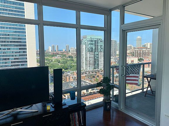4th image of 510 W Erie St #1505