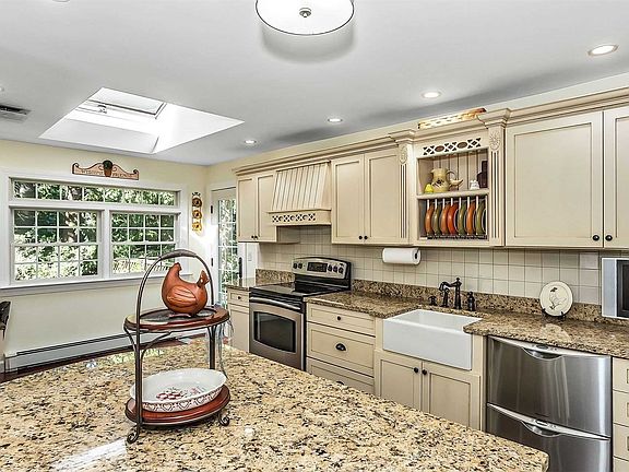 4th image of 22 Greenhill Ln