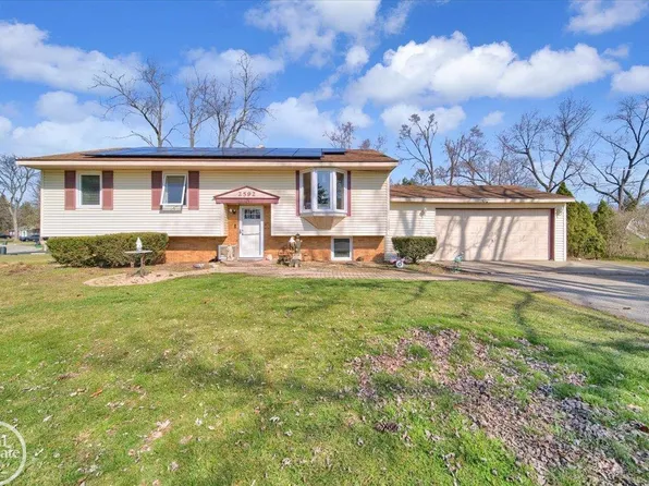 2592 Palomas Dr, Wolverine Lake, MI 48390