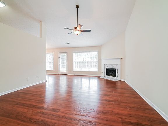 4th image of 31 Alessie Park Ln