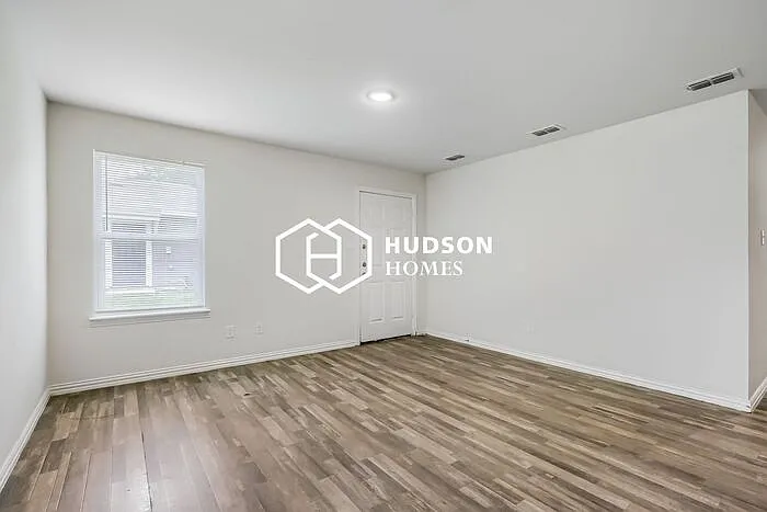 3 bed, 2.0 bath, 872 sqft, $935 — Photo 3