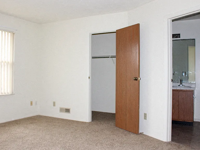 2468 Cross Village Dr — Photo 5