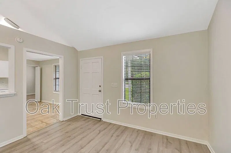 3 bed, 2.0 bath, 1300 sqft, $2,350 — Photo 2
