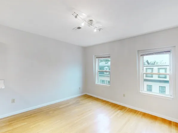 506 E 8th St #3, South Boston, MA 02127