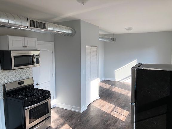 2nd image of 2035 N Winchester Ave APT 1R