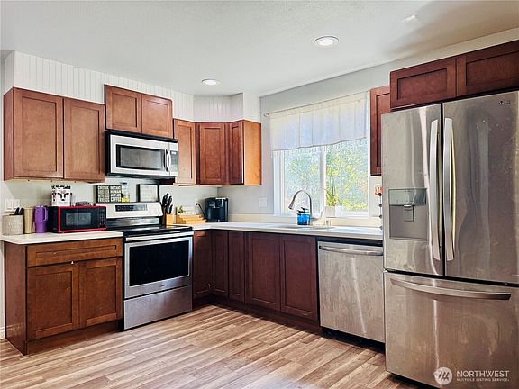 4th image of 903 W Cota Street