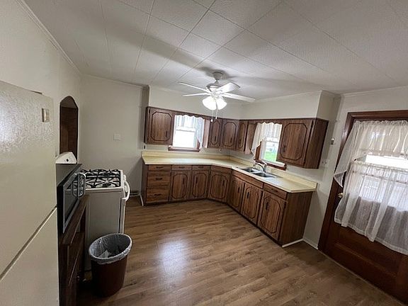 2nd image of 310 Pine Avenue