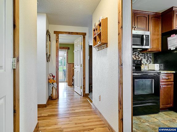 4th image of 1090 Randolph Rd