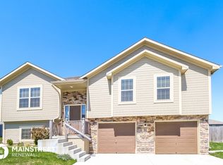 502 NE 191st Ter, Smithville, MO 64089