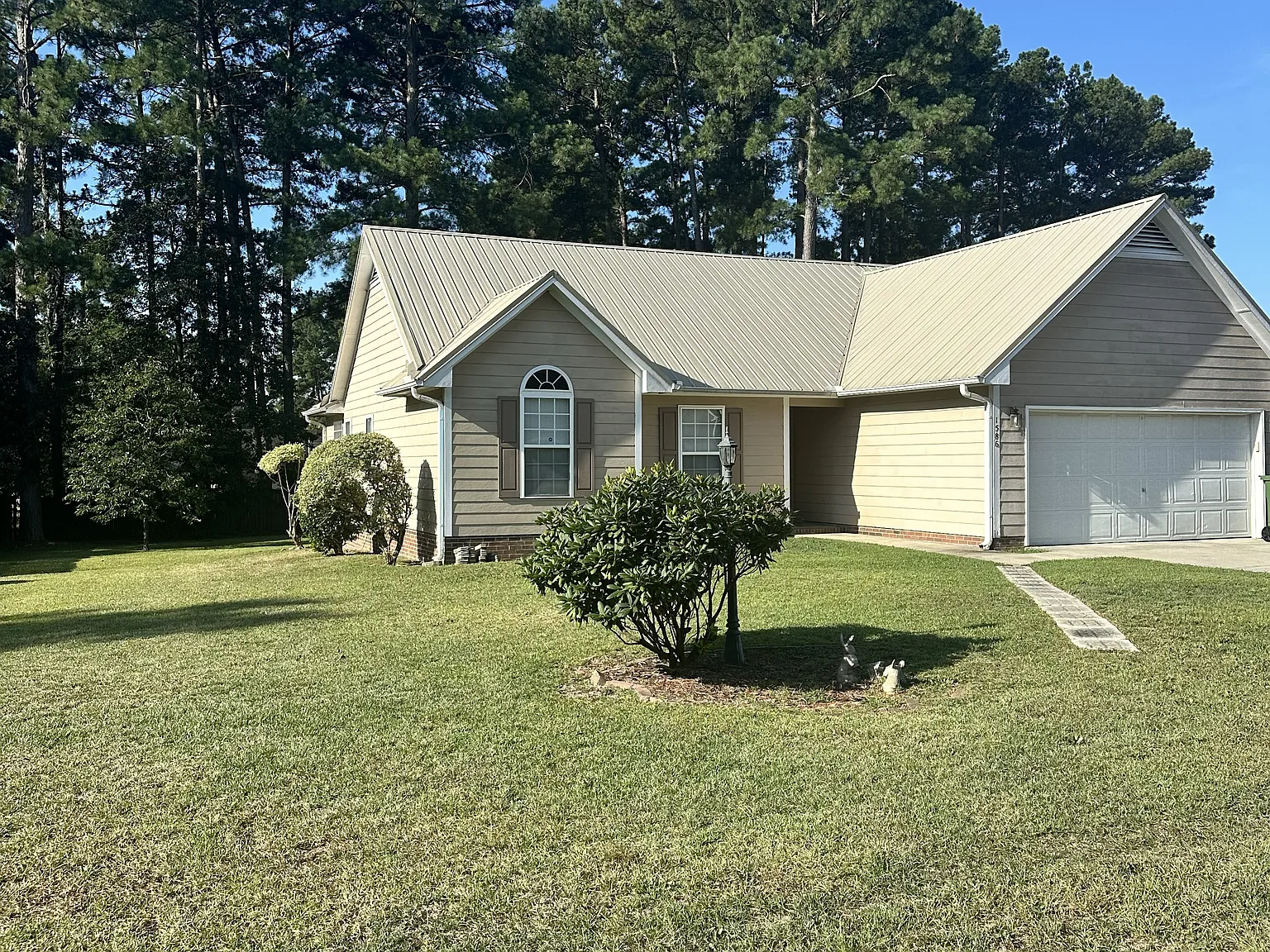 3 bed, 1712 sqft, $1,750 — Photo 1
