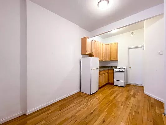 5th image of 339 E 6th St APT A