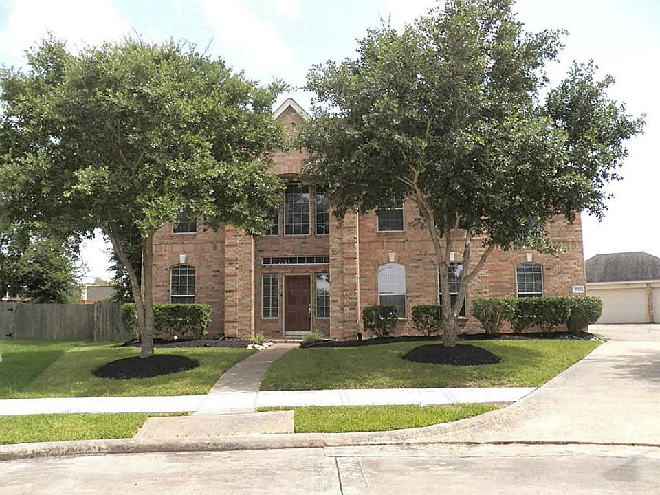 Beautiful 2 story home on cul-de-sac lot.