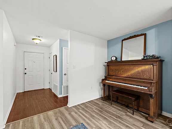 4th image of 2345 Prytania Cir
