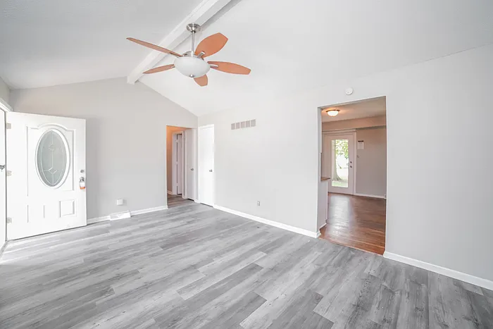 317 NE Lakeview Dr — Photo 2