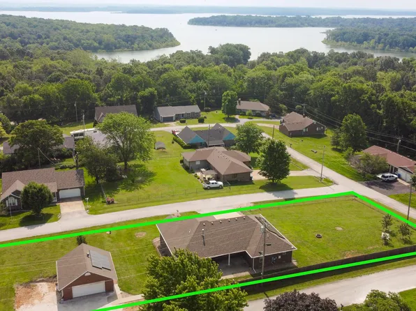 1315 Lakeview Circle, Stockton, MO 65785