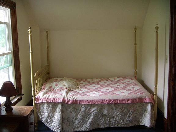 upstairs bdrm N