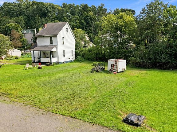 4th image of 223 Lexington Ct